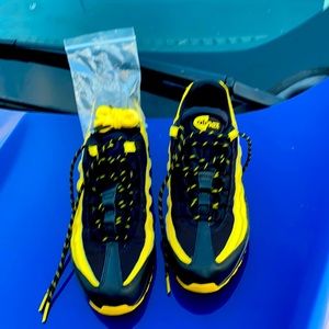 Black n gold air max 95